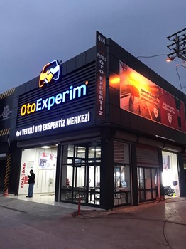 İzmir şubesinin akşam aydınlatılmış dış cephesi