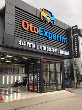 Oto Experim İzmir şubesinin gündüz dış cephesi ve giriş alanı