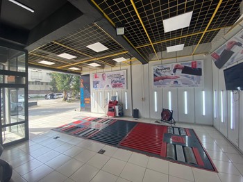 Oto Experim İzmir şubesinin iç mekânı ve test platformu